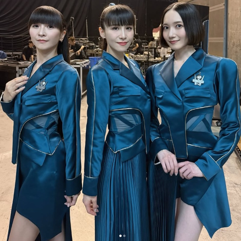 Perfumeが青色のステージ衣装を着ている画像