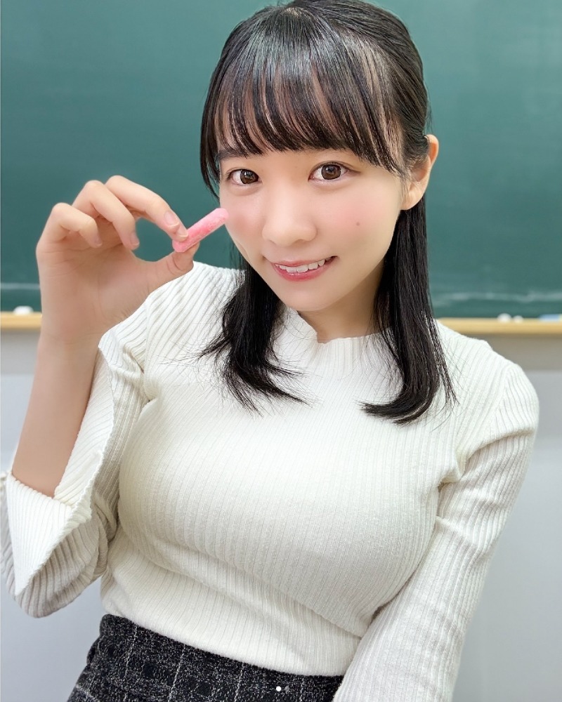 黒板の前に立つ椿野ゆうこの画像