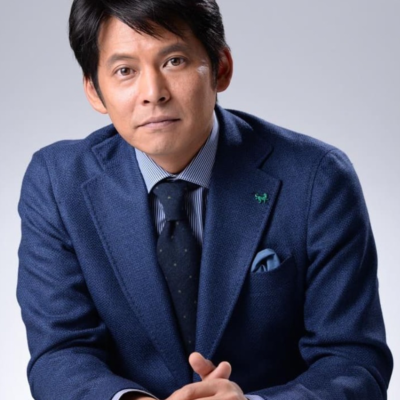織田裕二が紺色のスーツを着ている画像