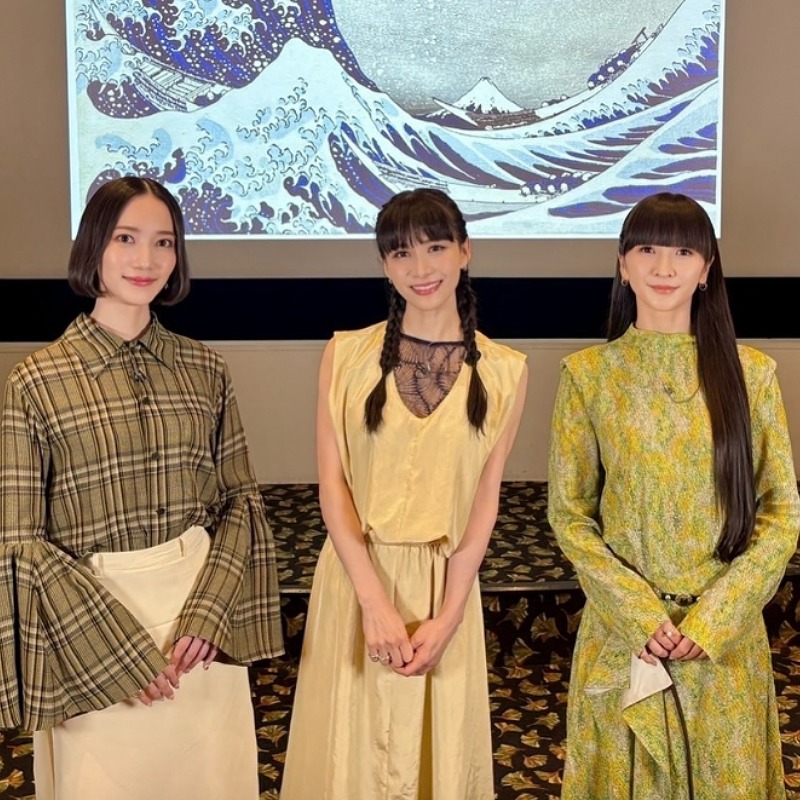 Perfumeが葛飾北斎の絵の前に立つ画像