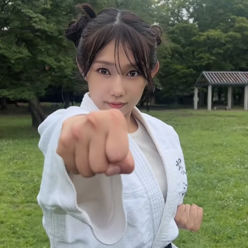 堀江聖夏が道着を着て正拳突きしている画像