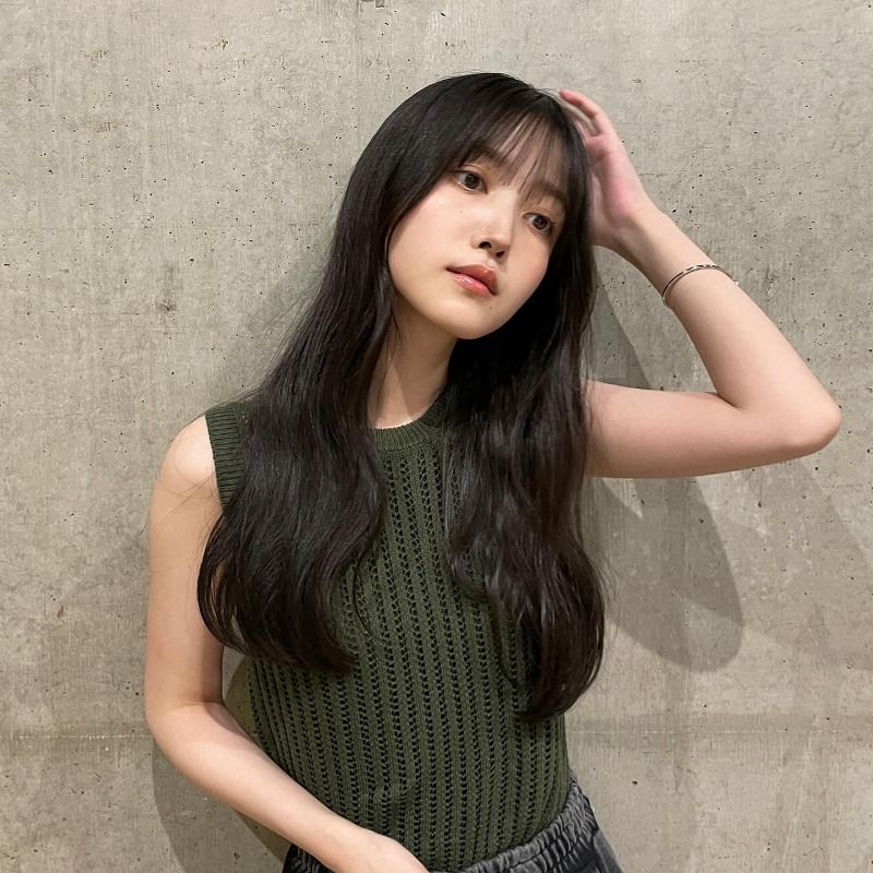 久保史緒里がノースリーブの服を着て左手で頭に触れている画像