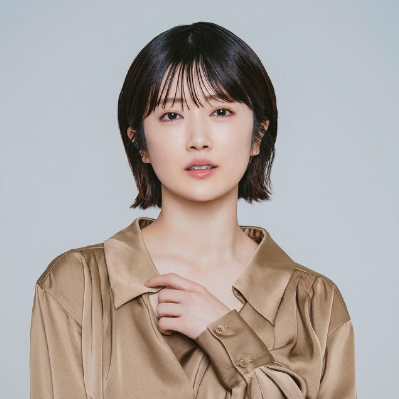 樋口日奈が茶色い服を着ている画像
