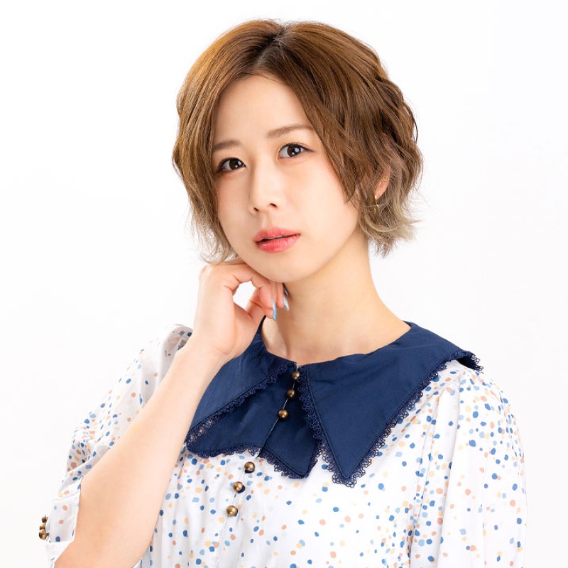 大家志津香が青い襟の水玉の服を着ている画像