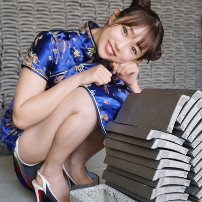 堀江聖夏が瓦割をし終え笑顔の画像