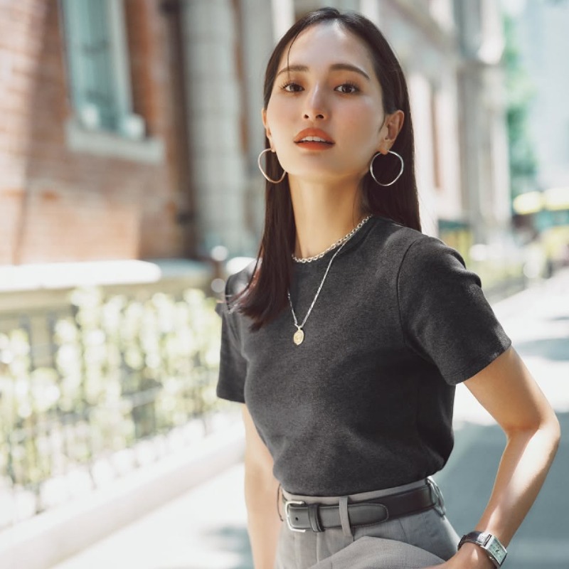 半袖のグレーの服を着た山賀琴子の画像