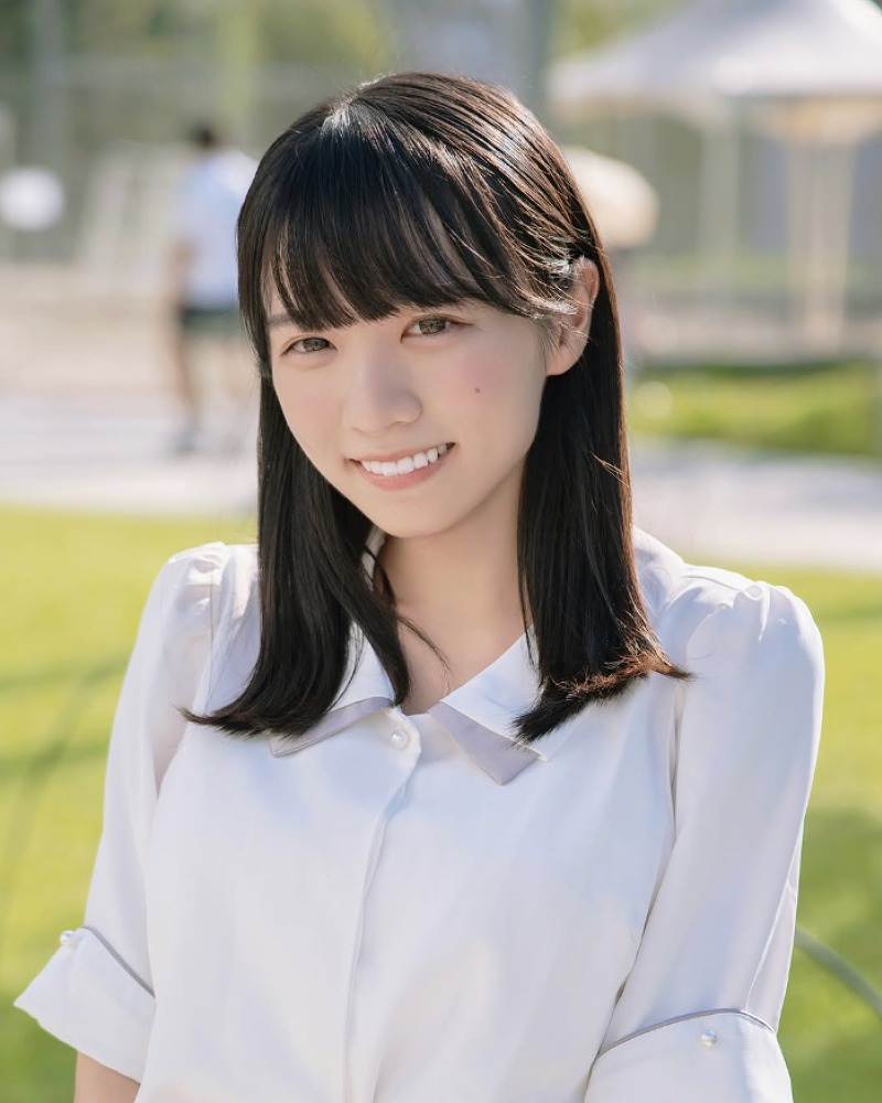 白いブラウスを着た椿野ゆうこの画像