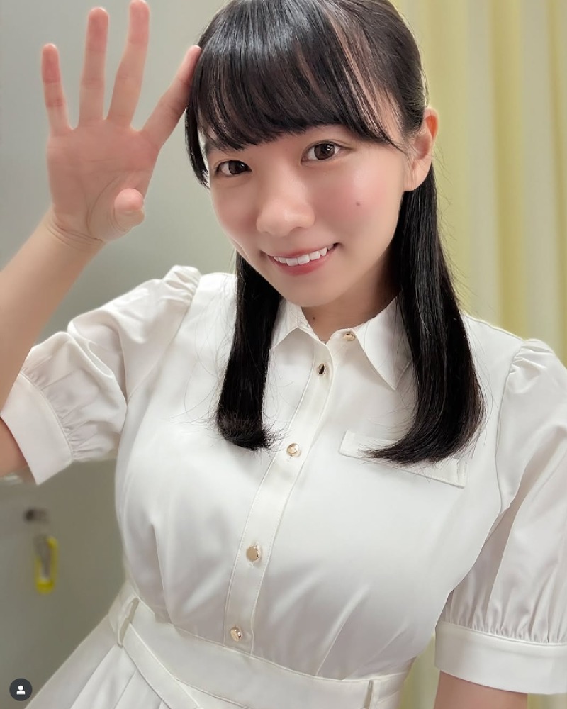 看護師のような服を着た椿野ゆうこの画像