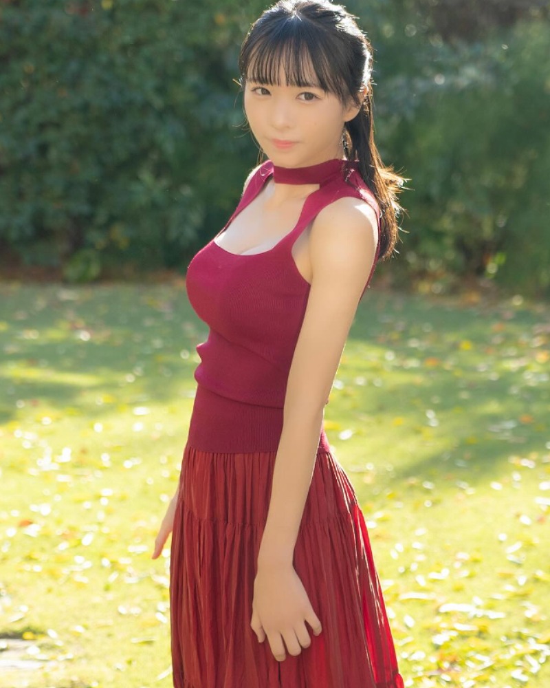赤い服を着た椿野ゆうこの画像