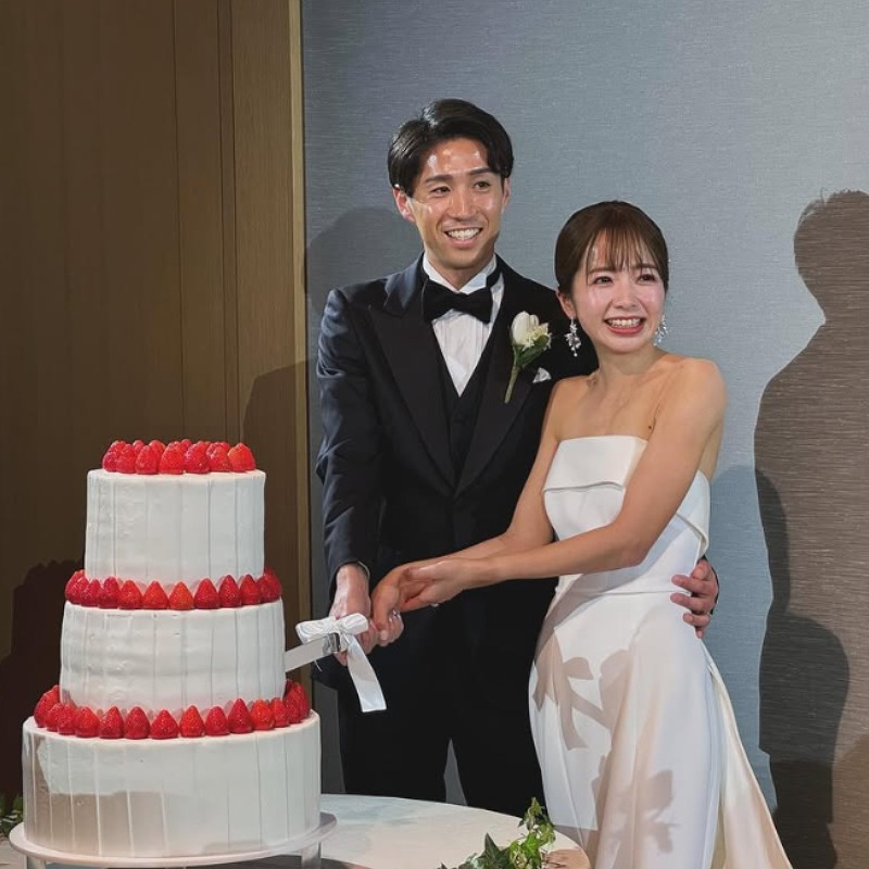 佐藤早也伽選手と柴田拓真選手結婚披露宴ケーキ入刀の画像