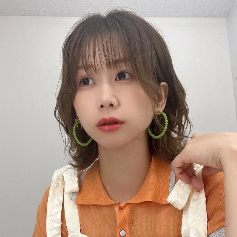 大家志津香がオレンジ色の服を着ている画像