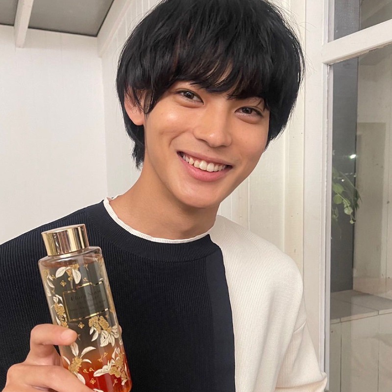 神尾楓珠が小瓶を持つ画像