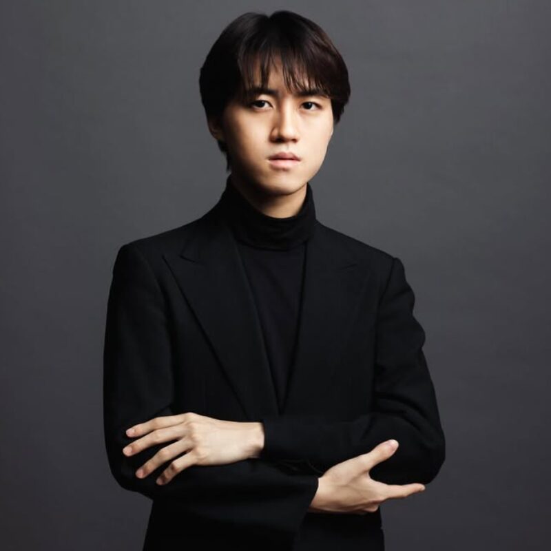 黒い服を着て軽く腕を組む牛田智大の画像
