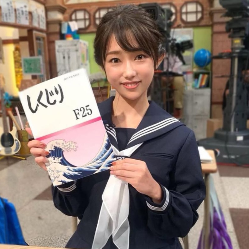 堀江聖夏がセーラー服姿でしくじり先生の台本を持つ画像