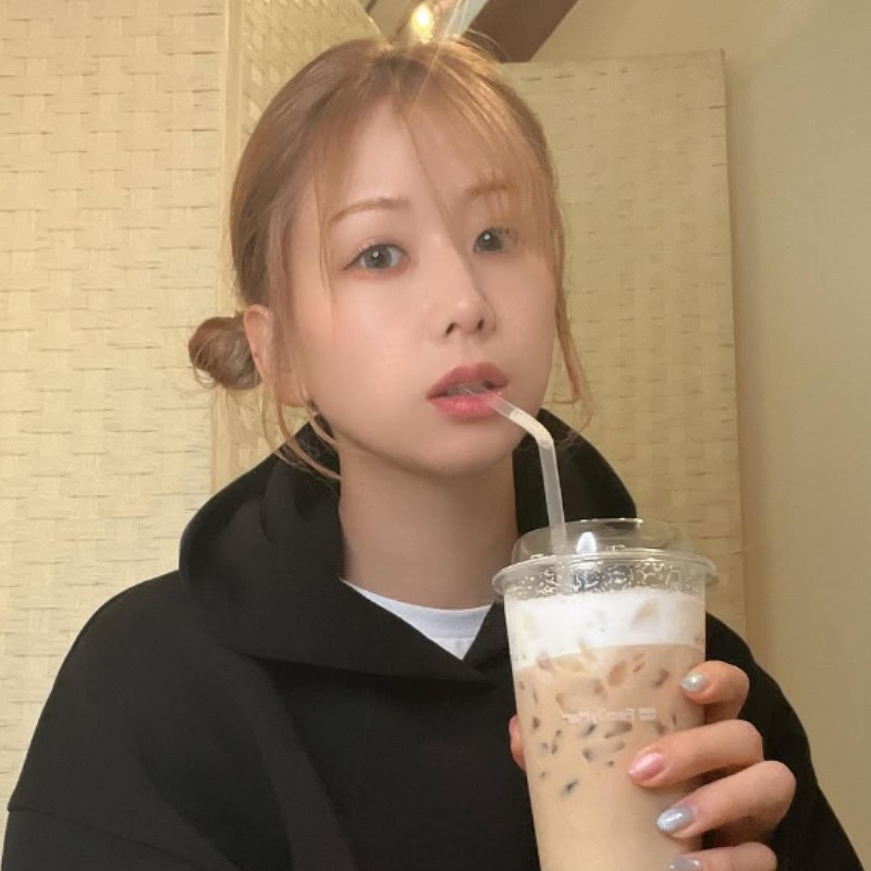 大家志津香がストローで飲み物を飲む画像