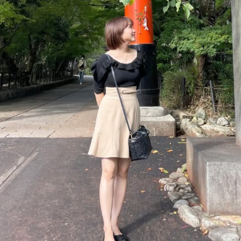 上が黒したが膝上のスカート姿の廣岡まりあの画像