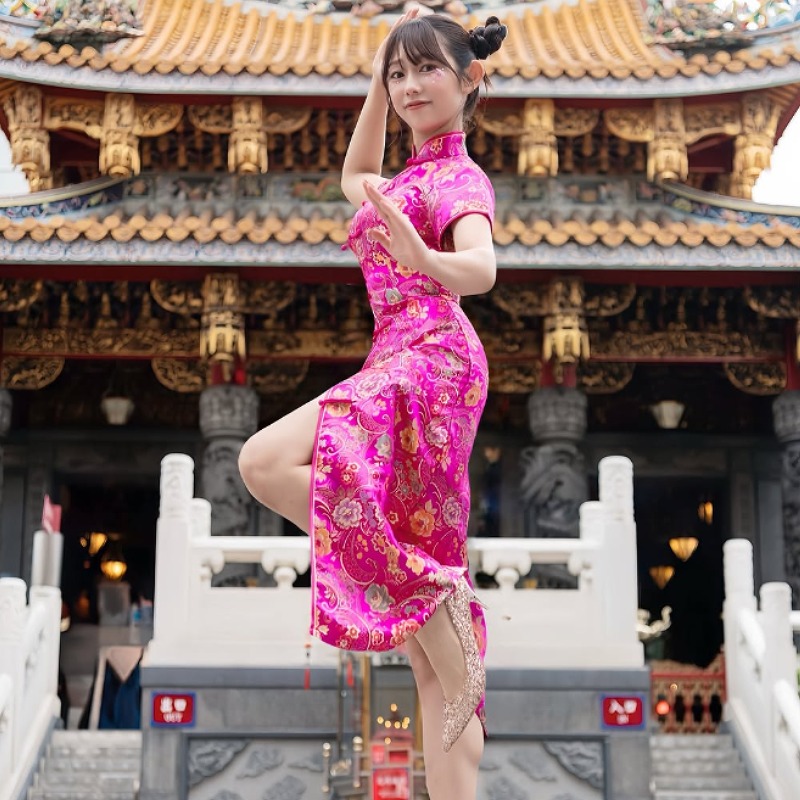 堀江聖夏がピンクのチャイナドレスを着て構えをしている画像