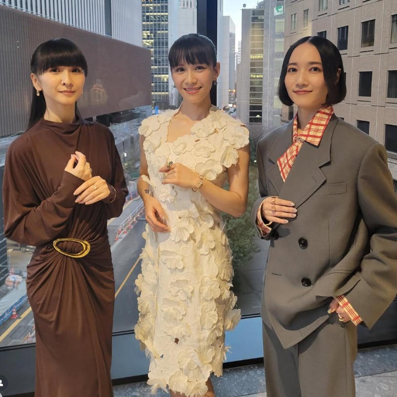 Perfumeがフォーマルな衣装を身に着けている画像
