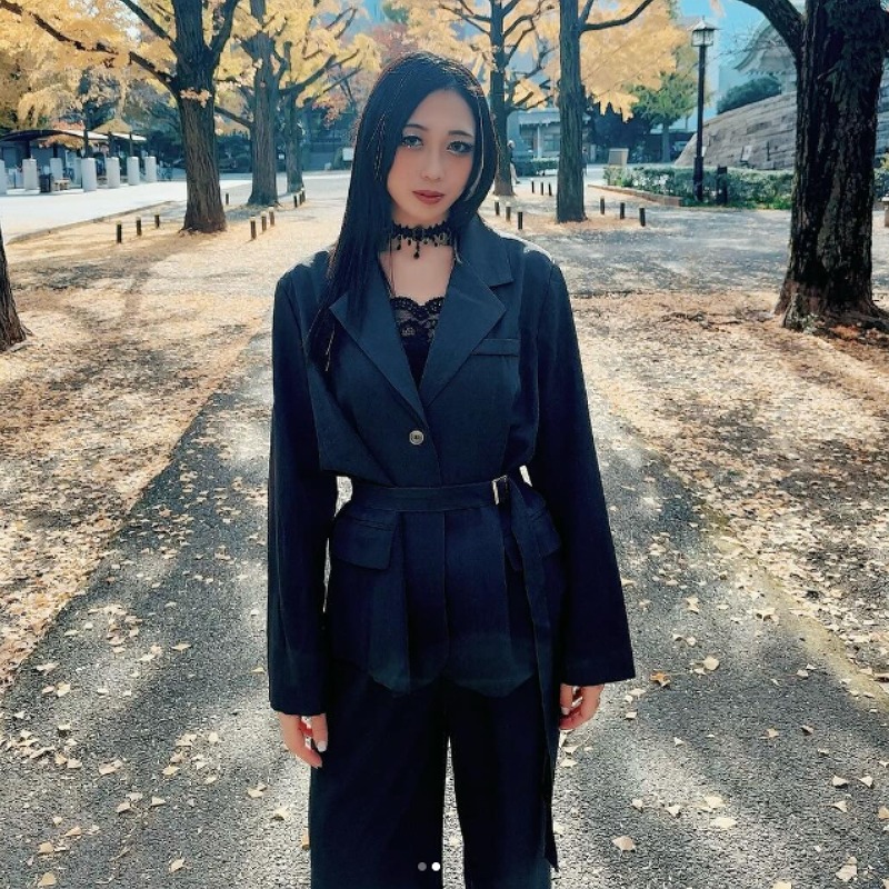 上谷沙弥私服姿で銀杏並木に立つ画像