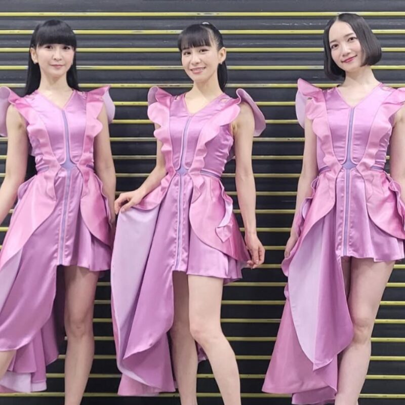 Perfumeが薄紫の衣装を着ている画像