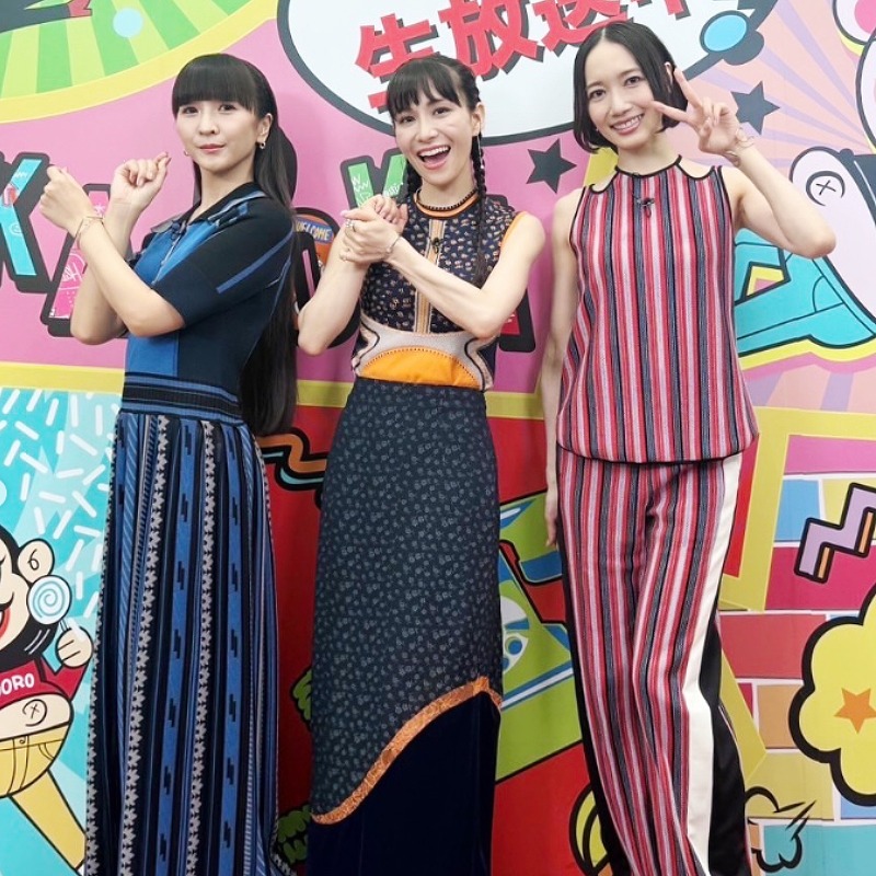 Perfumeがカラフルな衣装を身に着けている画像