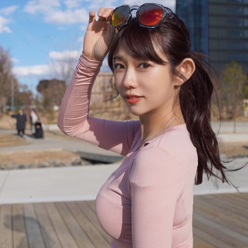 堀江聖夏がトレーニングウエアをきてサングラスを頭に乗せ屋外にいる画像