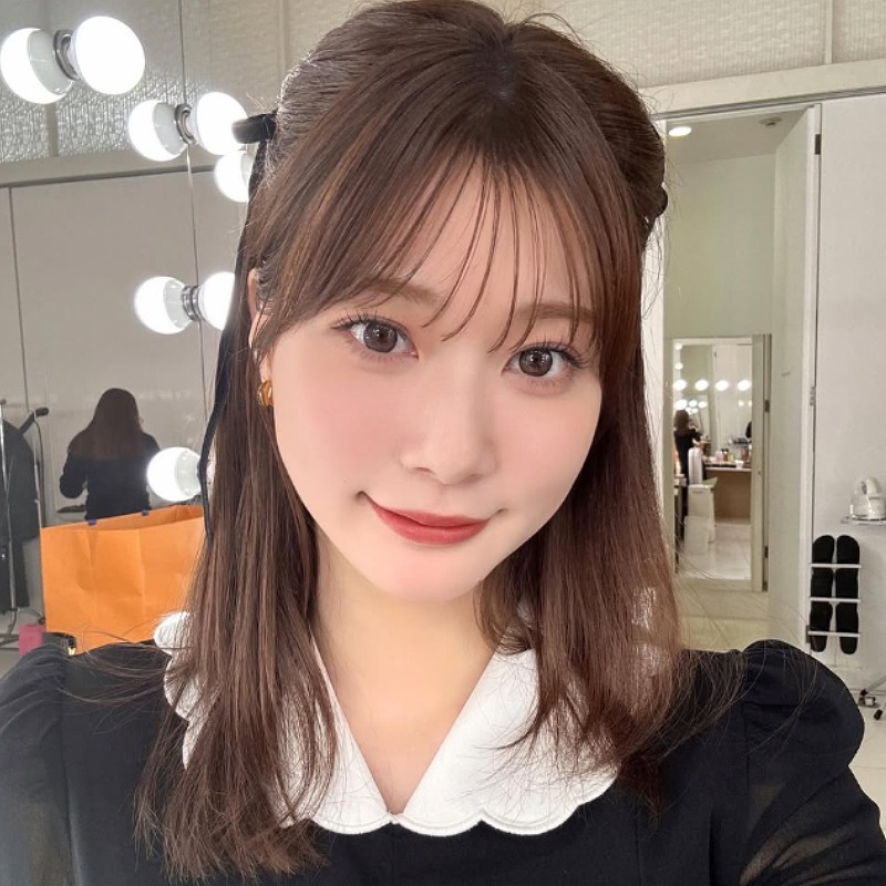 生見愛瑠が黒い服を着ている画像