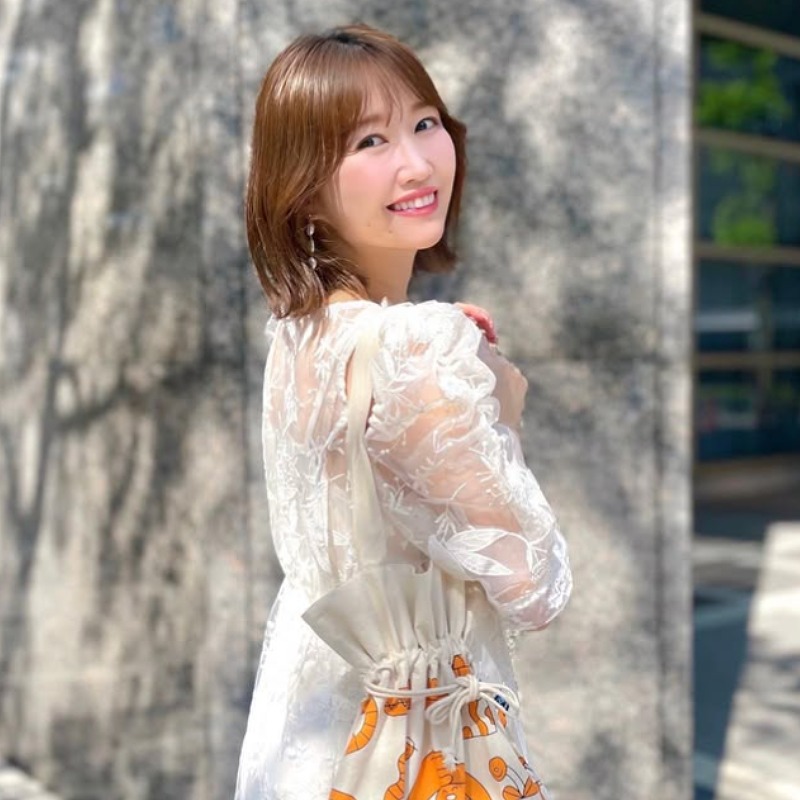 浦野一美が白い服を着て振り返る画像