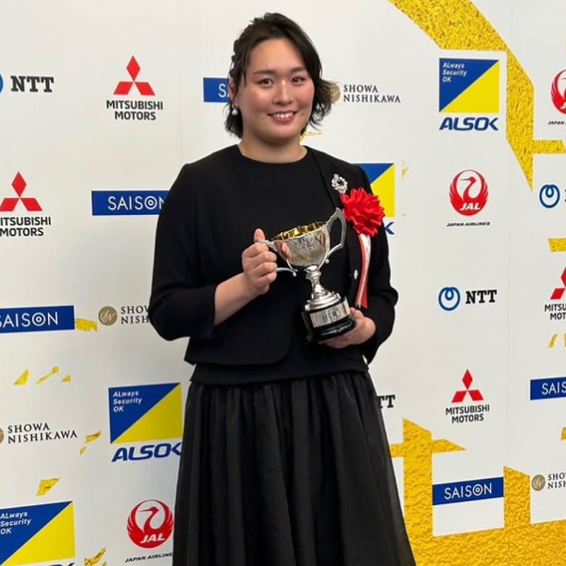 内閣総理大臣賞、日本プロスポーツ大賞受賞時のトロフィーを持つ北口榛花選手の画像