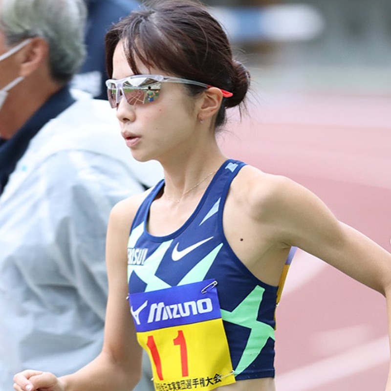 陸上競技場内を走る佐藤早也伽選手の画像