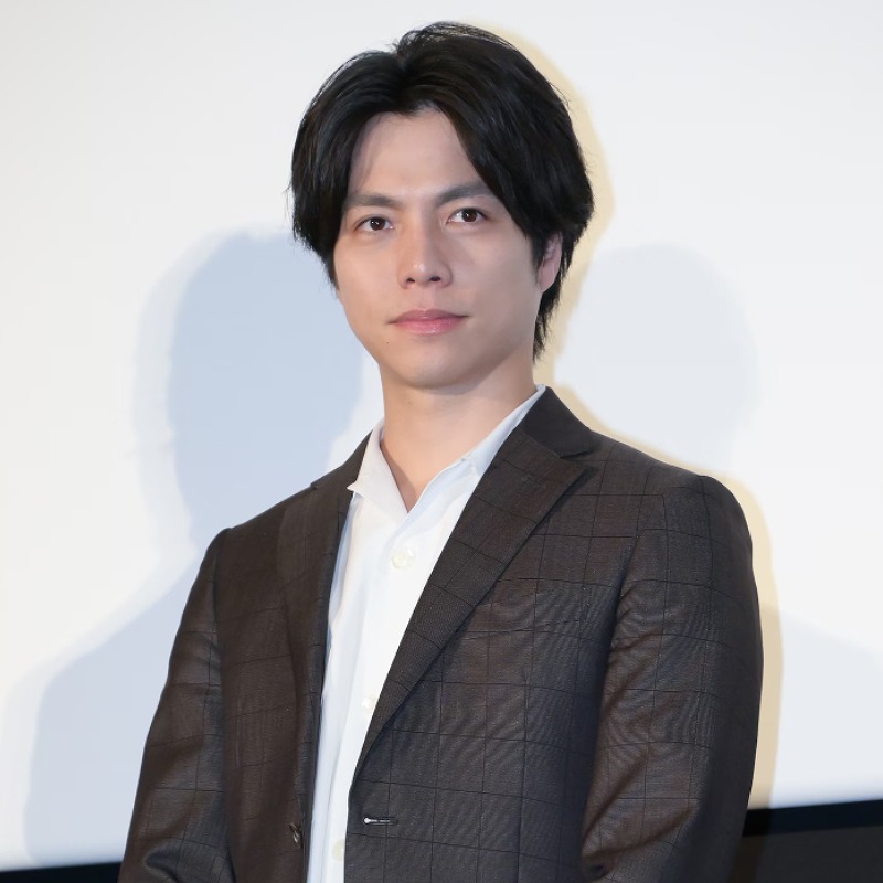 重岡大毅が白いシャツに黒いジャケットを着ている画像