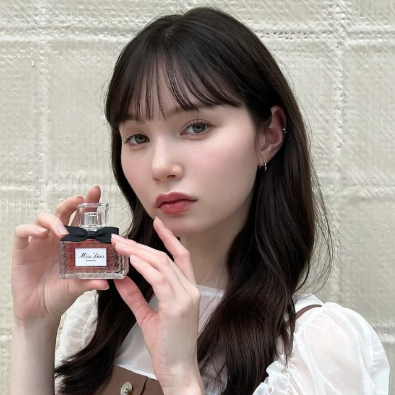 マーシュ彩が両手で小瓶を持つ画像