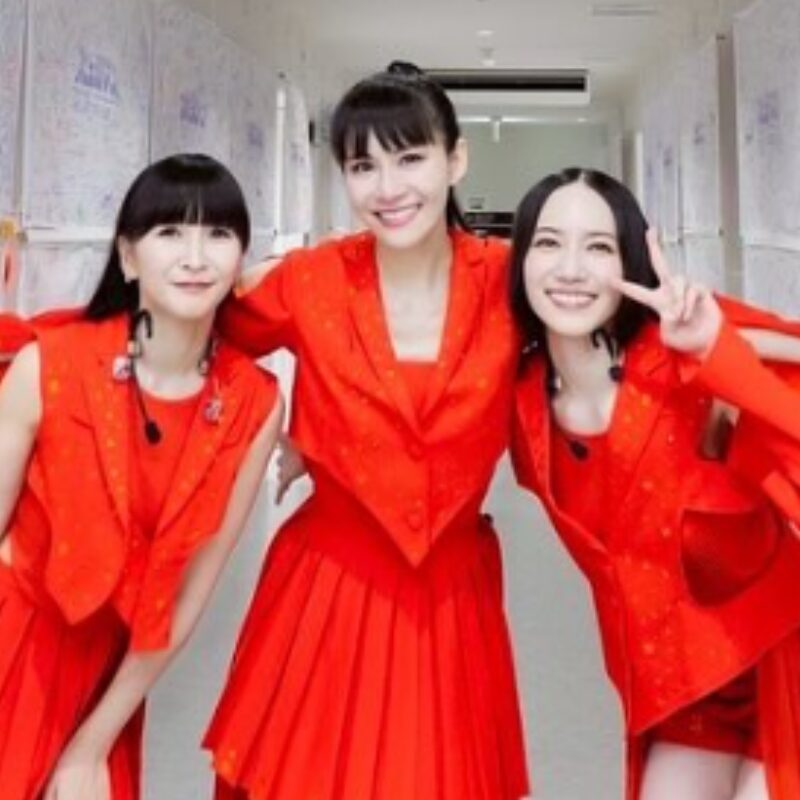 Perfumeが赤い衣装を着ている画像
