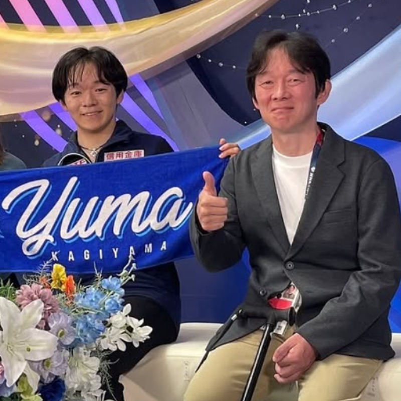 キスアンドクライで父正和さんと映る鍵山優真の画像