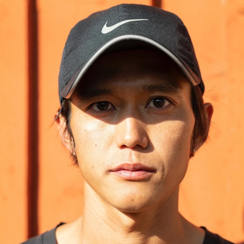 大迫傑がナイキの黒いキャップを被っている画像