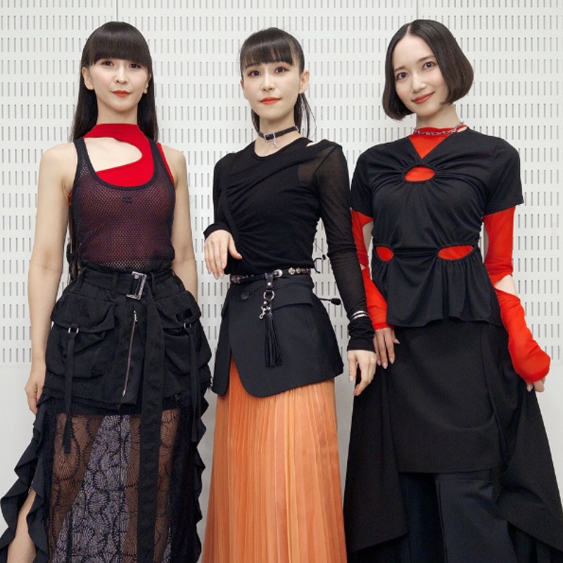 Perfumeが黒いステージ衣装を身に着けている画像