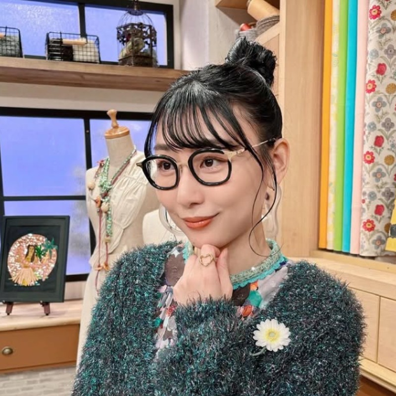 【画像あり】ハシヤスメアツコのメガネなし素顔は？理由や現在の活動も解説