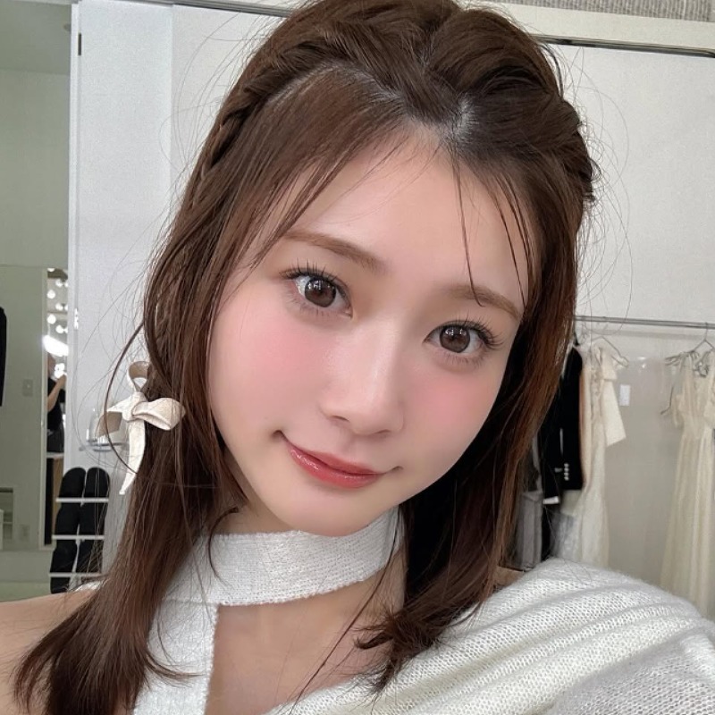 生見愛瑠が白い服を着て小首を傾げる画像