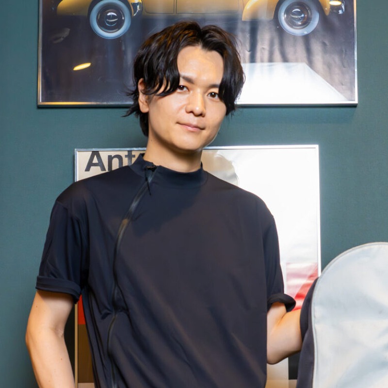 金井政人が黒いシャツを着ている画像