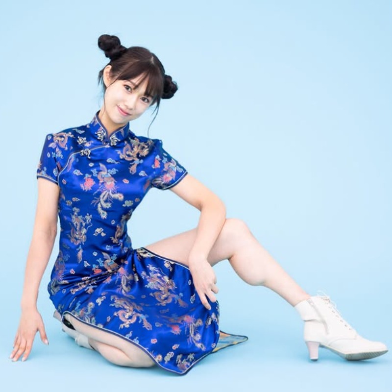 堀江聖夏が青いチャイナドレスドレスを着て立膝をつく画像