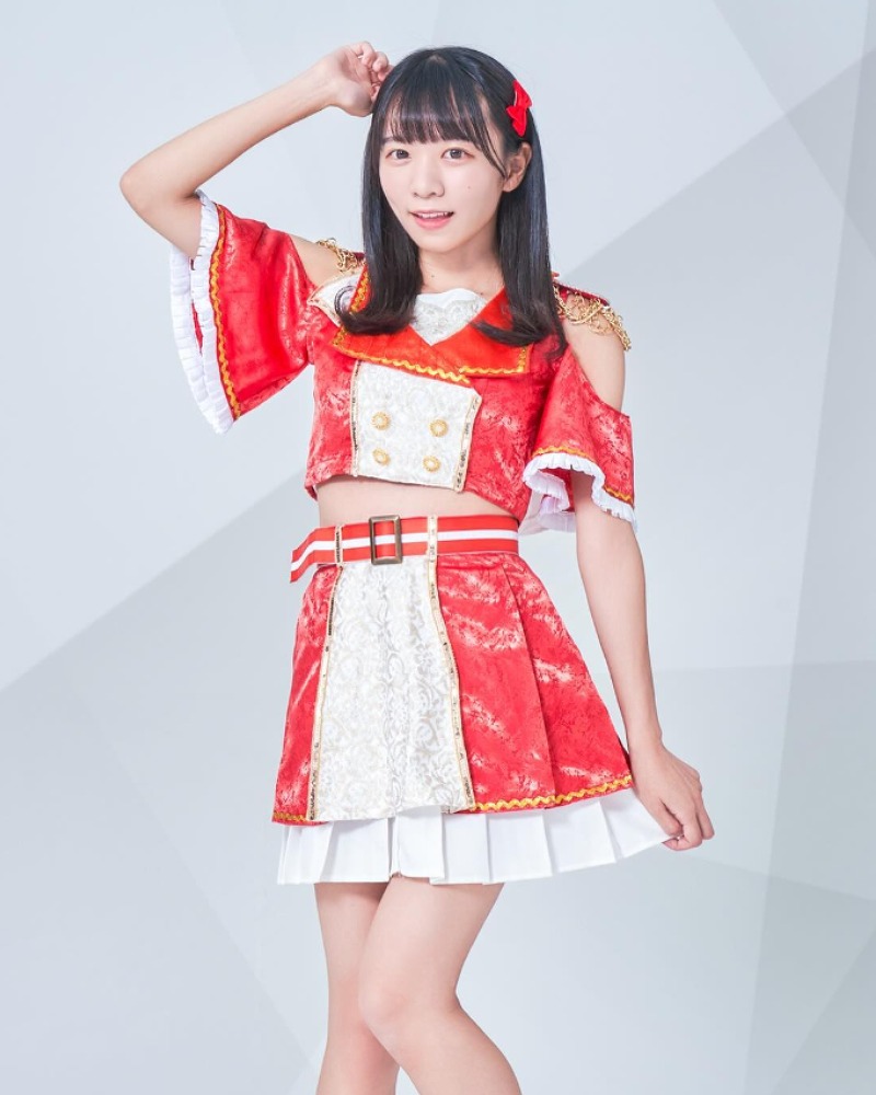 アイドルの衣装を着た椿野ゆうこの画像