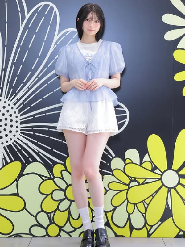 桜田ひよりが薄い青色の服と白い短パンをはいている画像