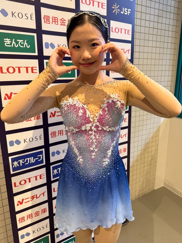 紫から青のグラデーションのコスチューム姿の中井亜美選手の画像