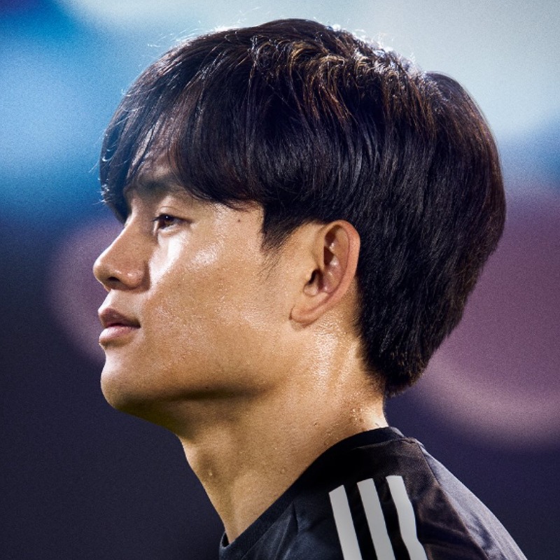 サッカーの試合中、久保建英の横顔の画像