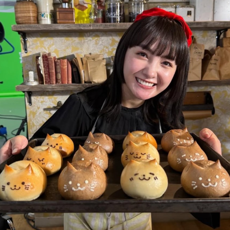 猫の形のパンを焼く葵わかなの画像頭に赤いリボン