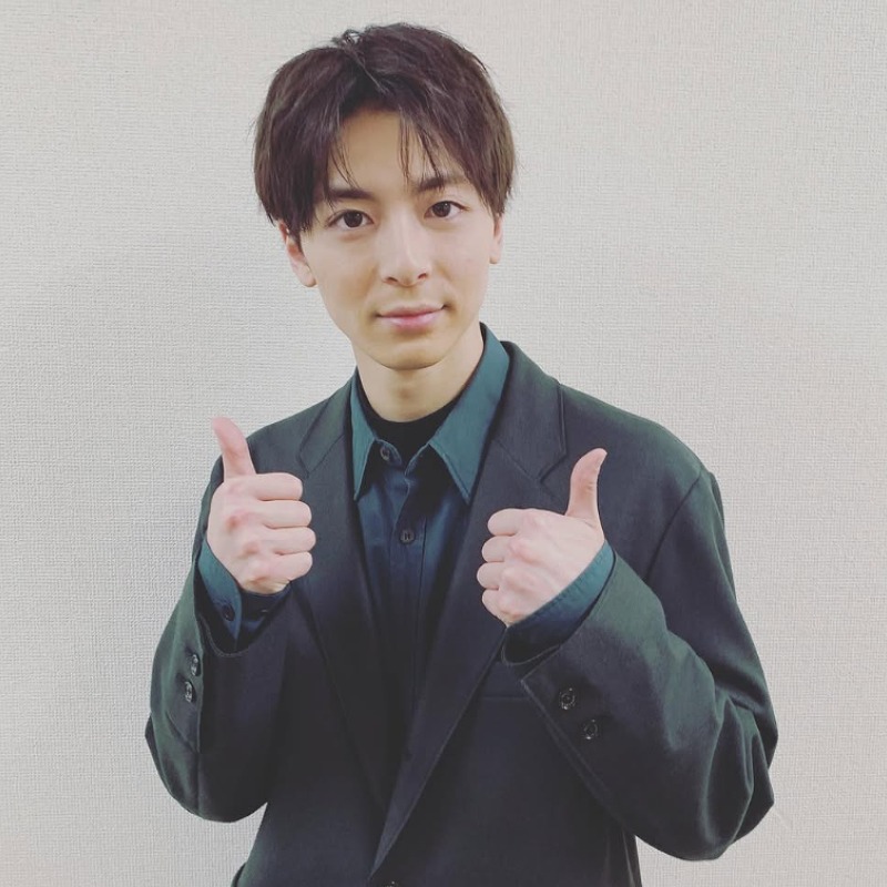 深緑色のスーツを着て両手でグッドをする高杉真宙の画像の画像