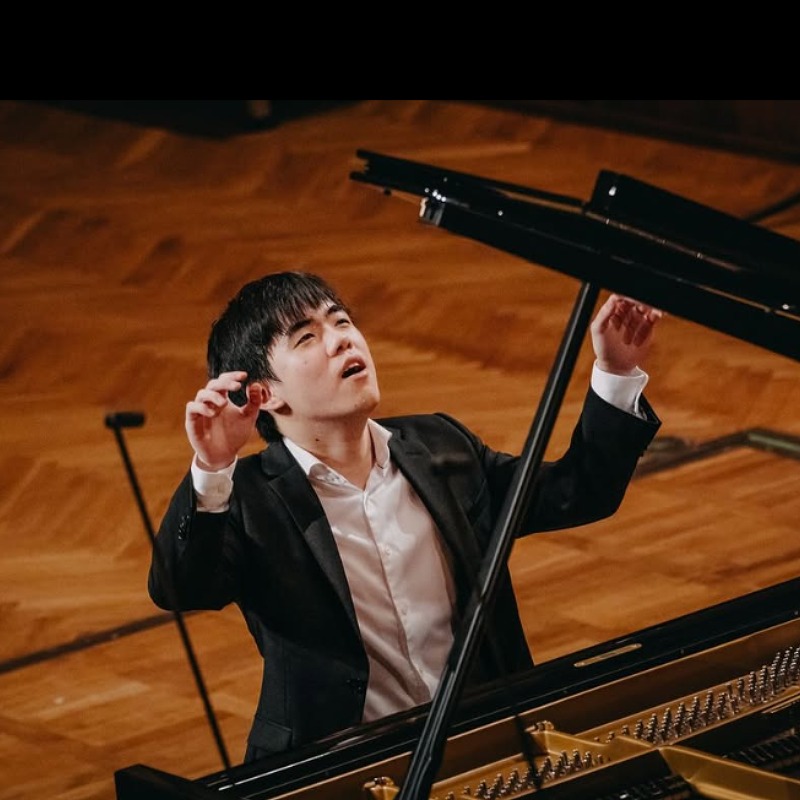 ショパンコンクールのステージで演奏するケヴィン・チェンの画像