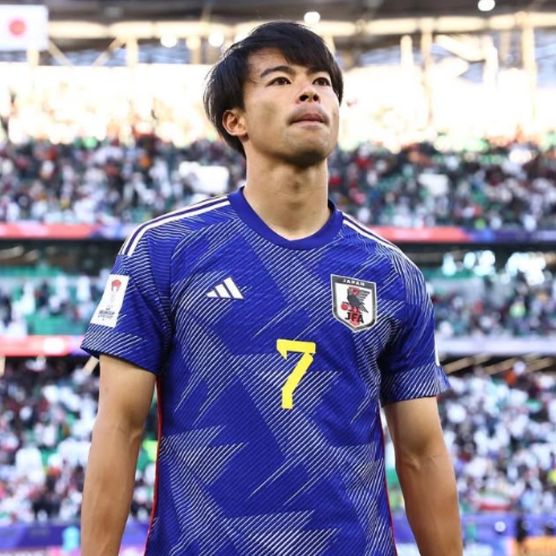 日本代表のユニフォーム姿の三笘薫の画像