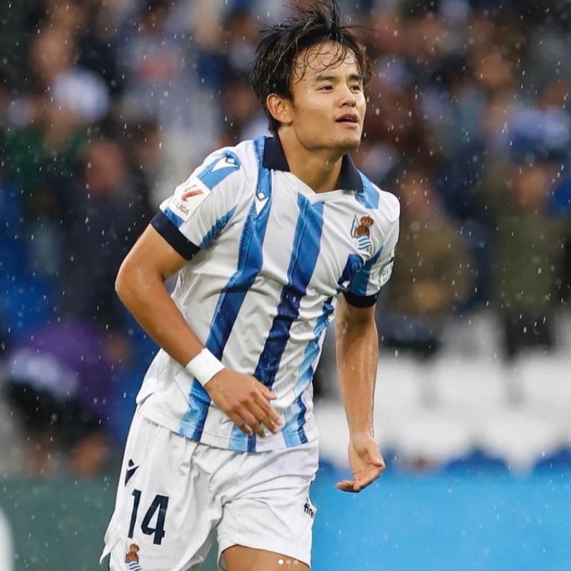 サッカーの試合中雨の中を走る久保建英の画像