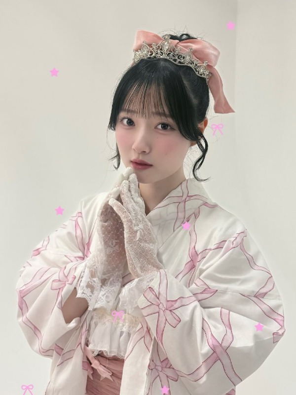 白にピンクのリボン柄の浴衣を着た川本笑瑠の画像